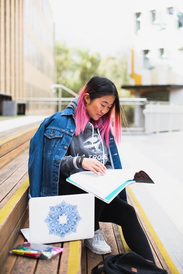 Personne relisant des notes pour ajuster une stratégie d’apprentissage
