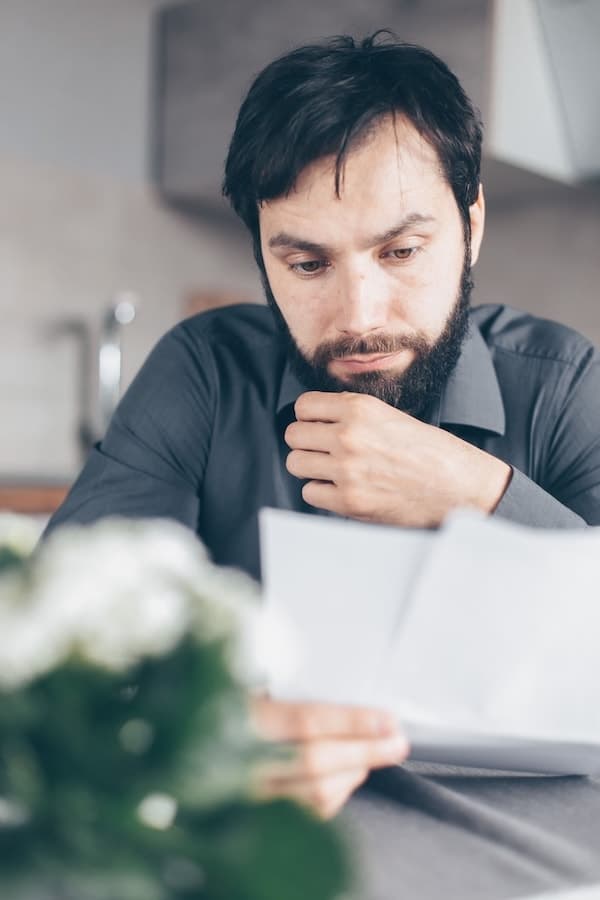 Personne concentrée sur un document dans un environnement de travail calme