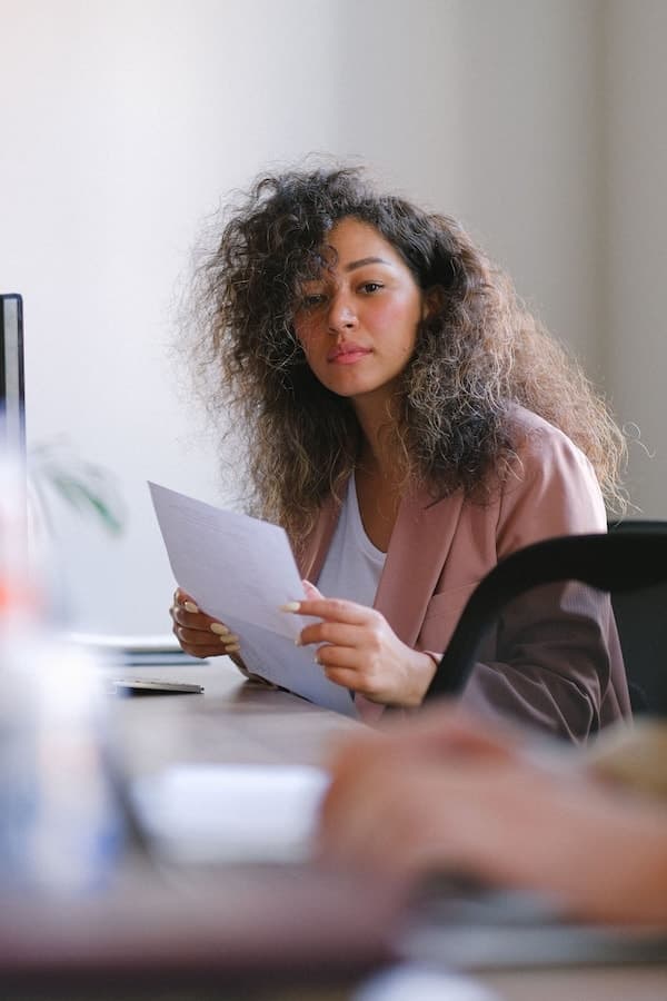 Personne réorganisant des documents après un changement de plan