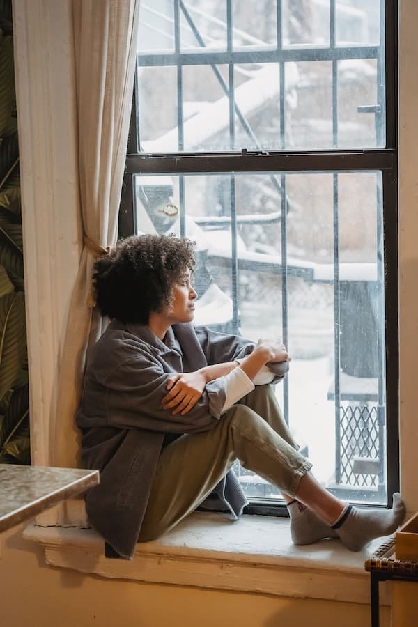 Personne en réflexion autour de notions TSA adulte