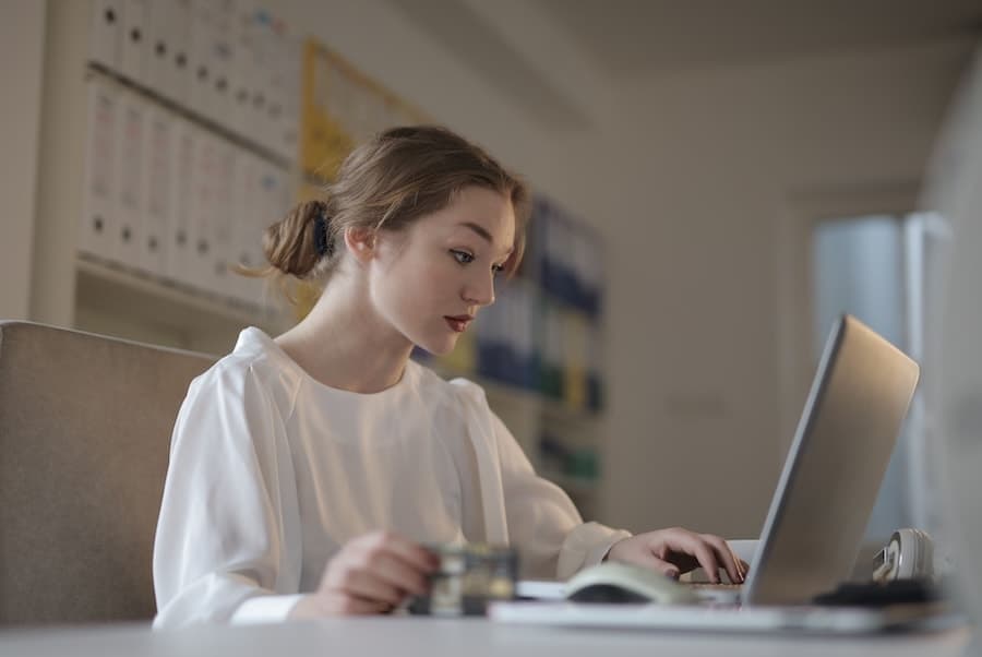 Personne organisant plusieurs échéances devant son ordinateur