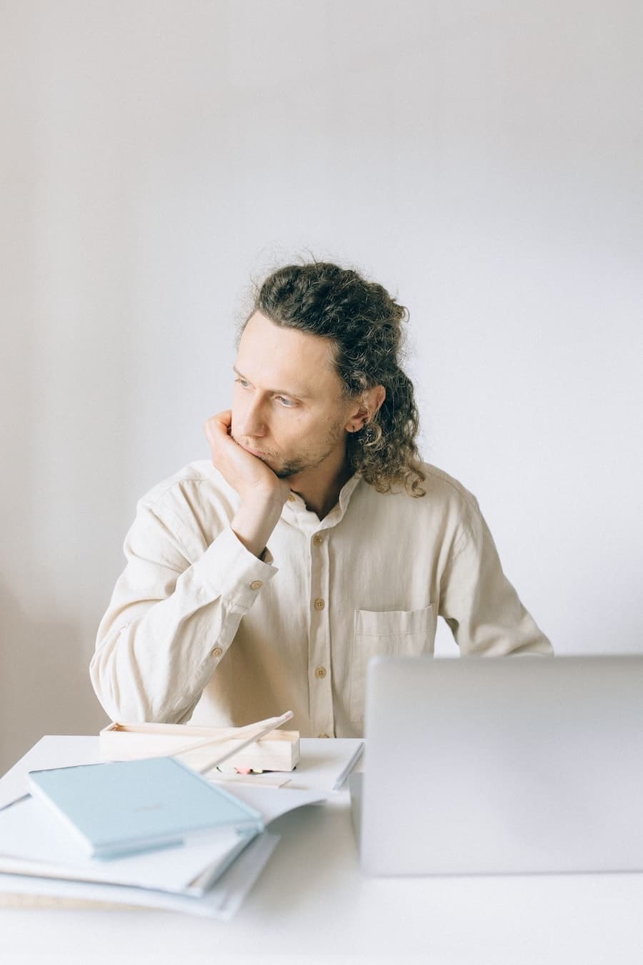 Personne retrouvant le fil d’une tâche entre ses notes et son ordinateur
