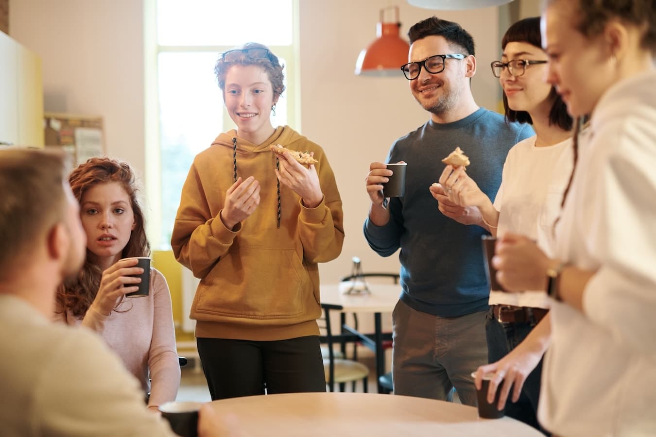 Groupe échangeant pendant une pause avec plusieurs indices sociaux à interpréter