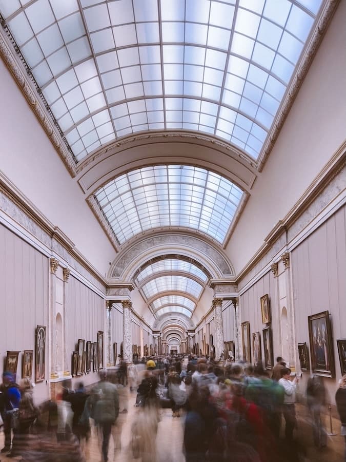 Besucherinnen und Besucher in einem hellen gut besuchten Museum