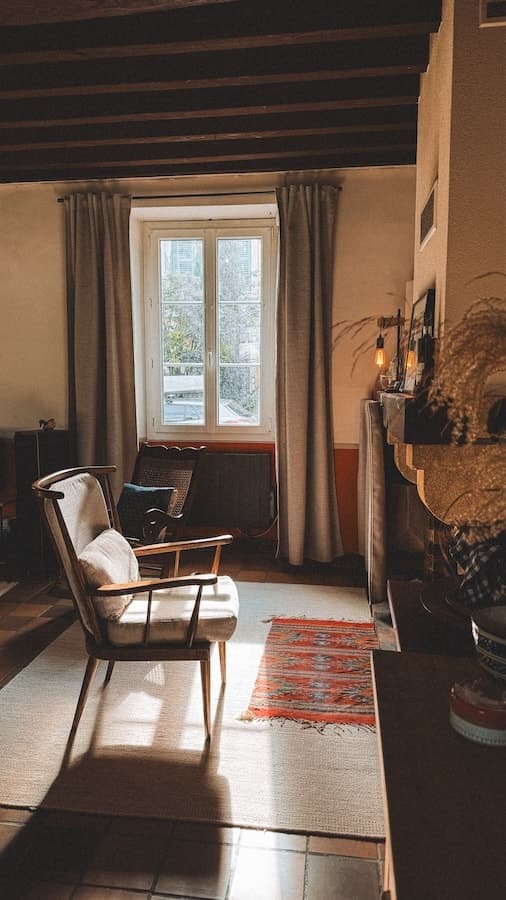 Durch ein Fenster beleuchteter Raum mit starken Helligkeitskontrasten