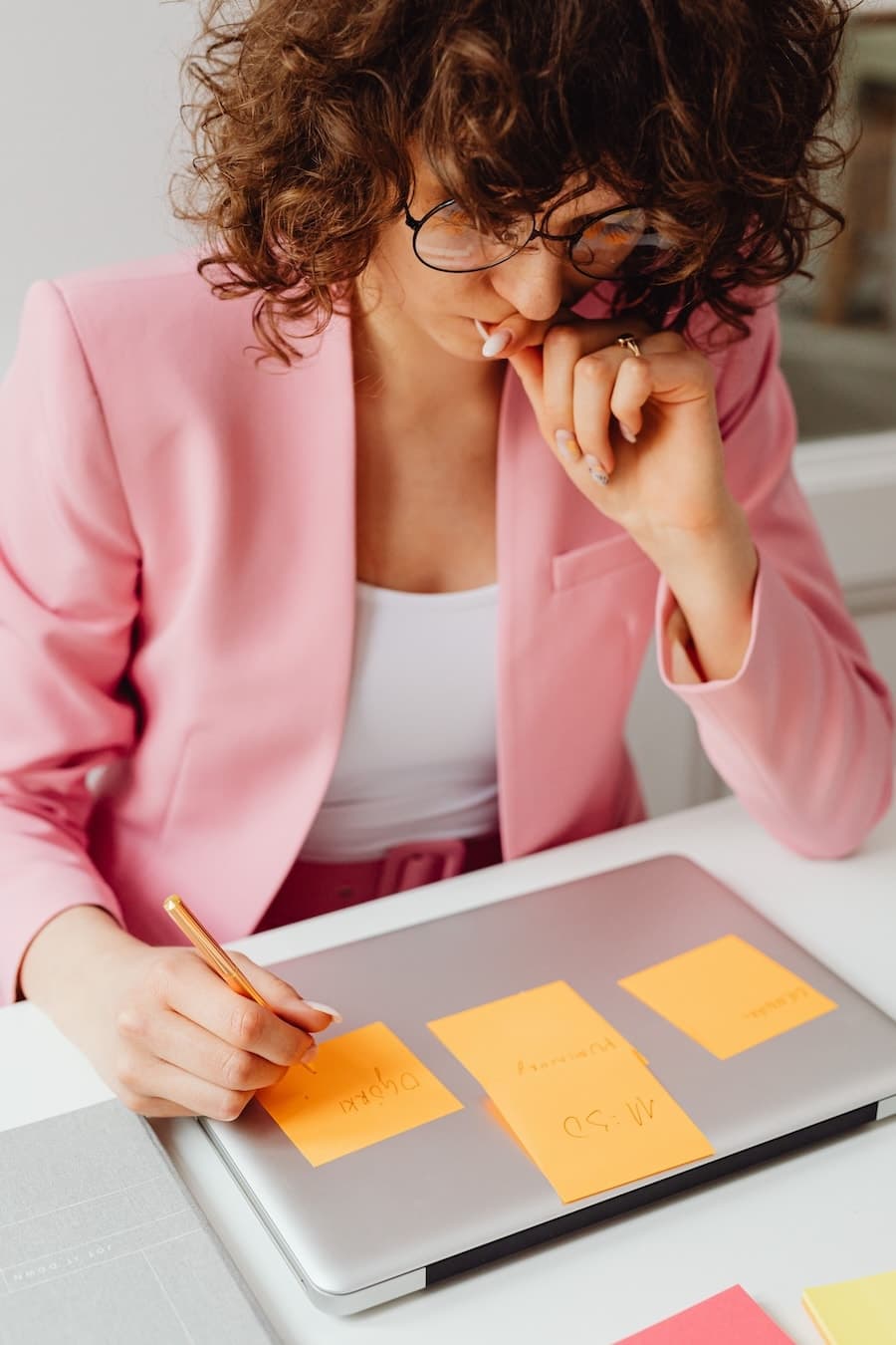 Personne concentrée organisant une démarche d’évaluation Cereya