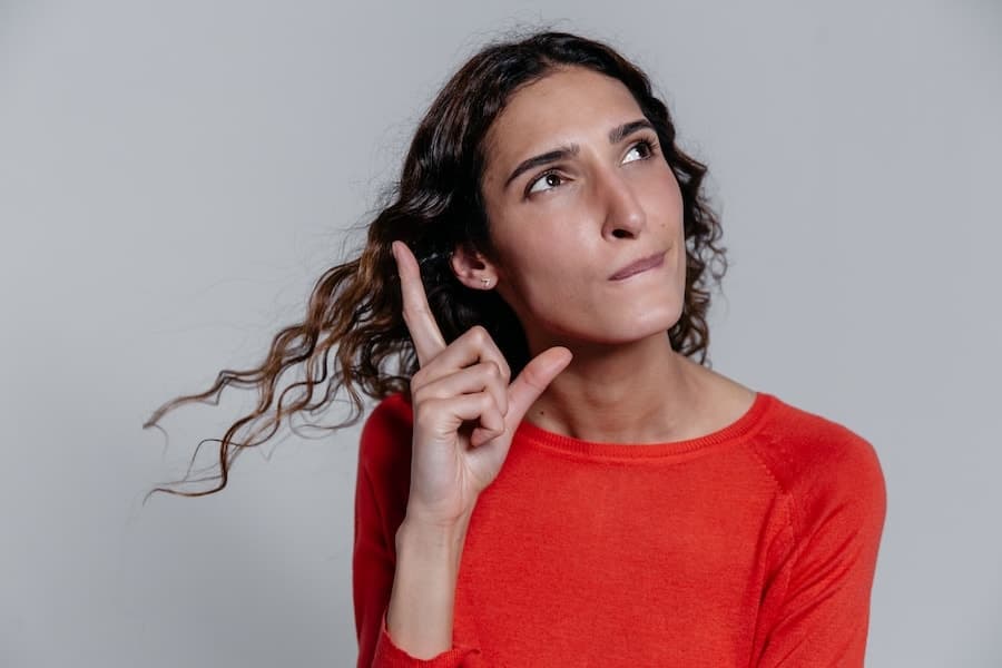 Personne réfléchissant à la manière d’aborder une tâche